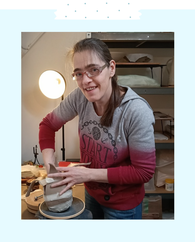Foto van mij (Sunniva), aan het handvormen in mijn keramiekatelier