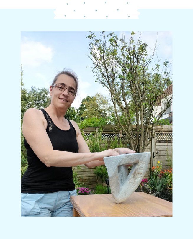 Foto van mij (Sunniva), met een stenen beeld in wording